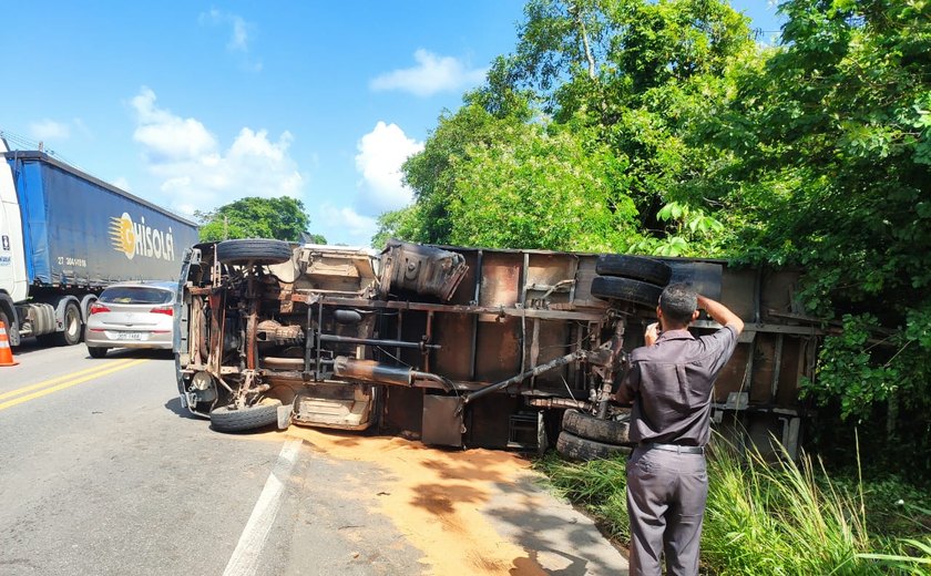 Homem sai ferido de acidente entre e caminhão na BR 316, em Satuba