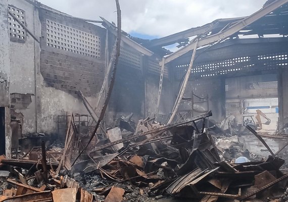 Corpo de Bombeiros combate incêndio em loja de produtos químicos em Maceió