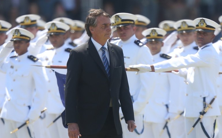 Bolsonaro participa de formatura da Marinha com ministros e evita pronunciamento