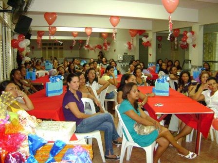 Funcionários e estudantes do Colégio da Assembleia de Deus homenageiam as mães
