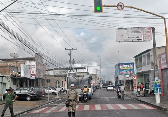 Prefeitura de Arapiraca coloca semáforo na Rua Expedicionários Brasileiros