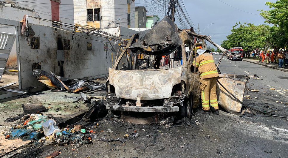 Ambulância pega fogo e explode na Zona Sul de Aracaju