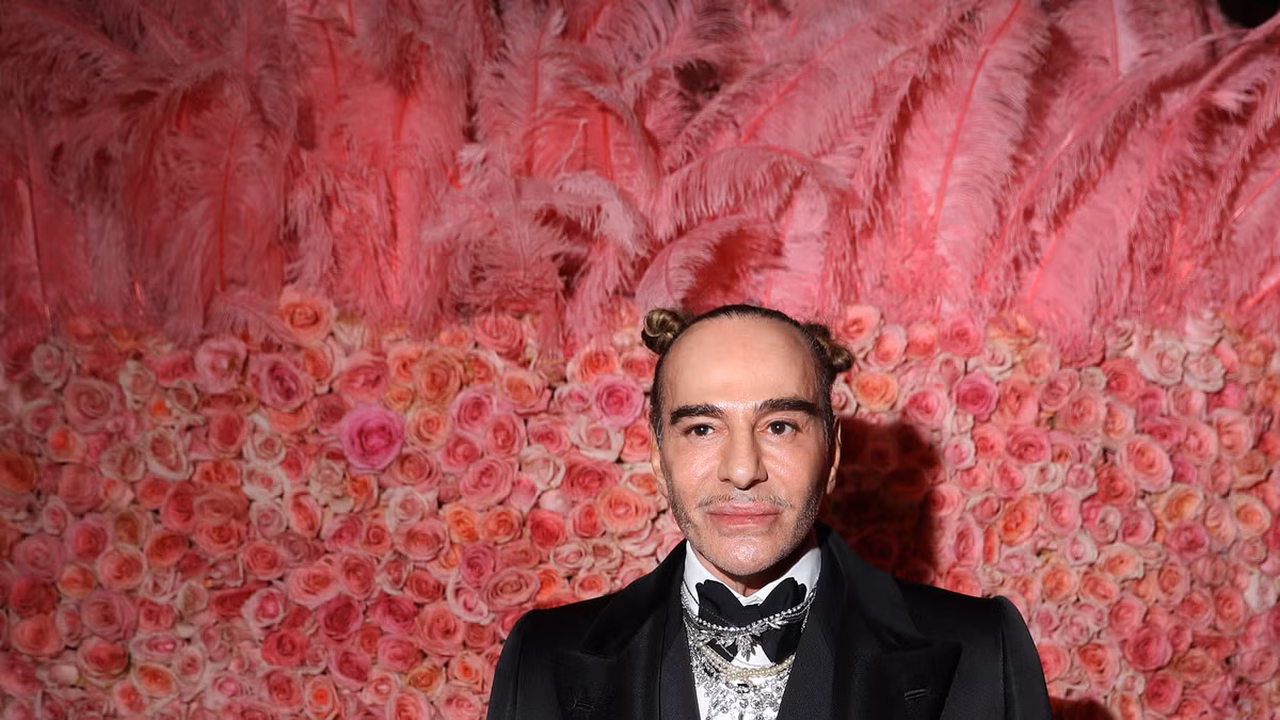 Antissemitismo, condenação e saída da Dior: entenda por que John Galliano cancelou exposição no Metropolitan Museum, em Nova York