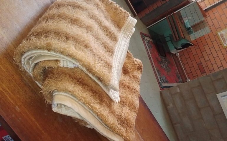 Casal devolve cobertor de hotel após 30 anos:'Éramos jovens, apaixonados e com poucos recursos'