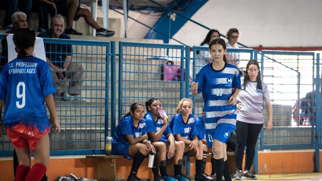 Mulheres comandam equipes de futsal e desafiam estereótipos