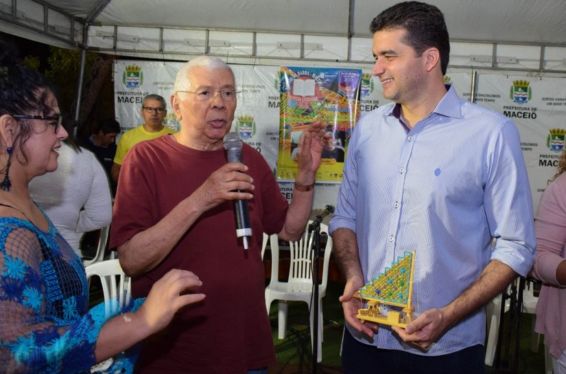 Festa literária: prefeito Rui Palmeira visita Flipontal