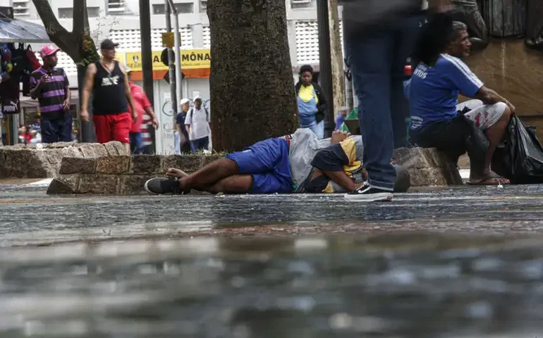 Desalento alcançou 3,228 milhões de pessoas no trimestre até março, revela IBGE