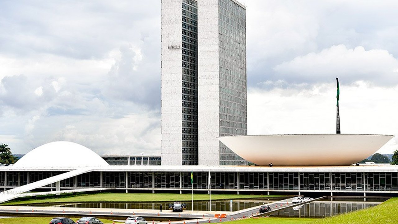 Congresso age para aumentar salários dos parlamentares