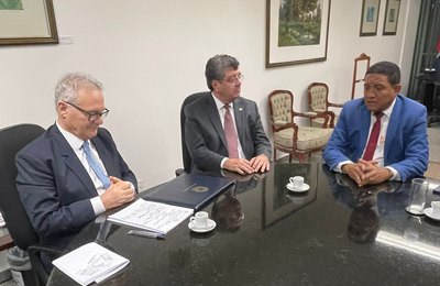 Prefeito Júlio se reúne com senadores Renan Calheiros e Fernando Farias em Brasília