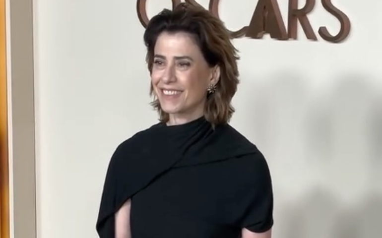 Fernanda Torres mostra look de jantar oficial do 97º Oscar e posa com atores de Hollywood