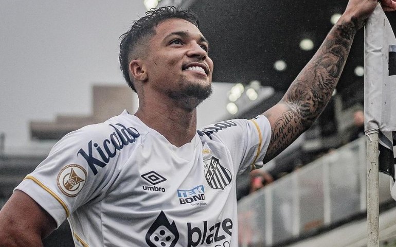 Marcos Leonardo tenta marcar 1º gol no Palmeiras para entrar no top 50 de artilheiros do Santos