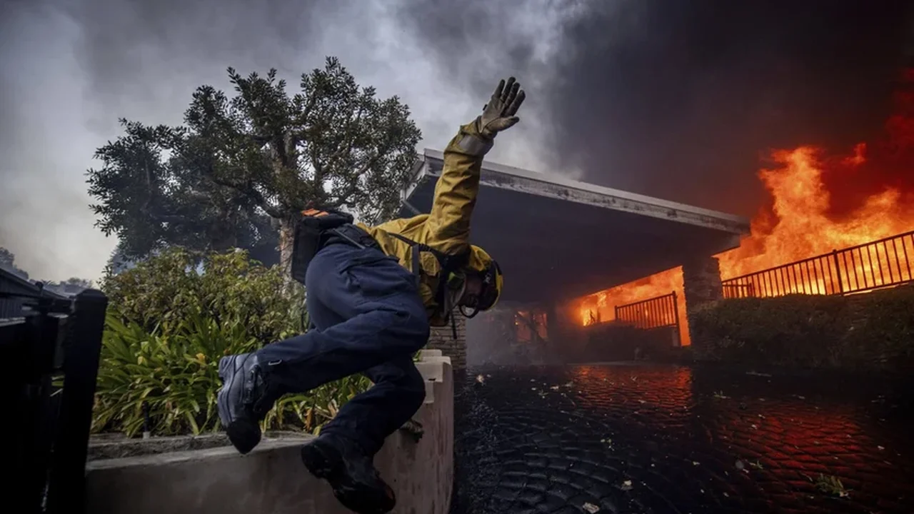 Incêndios na Califórnia podem ser desastre mais caro da história do país, diz governador