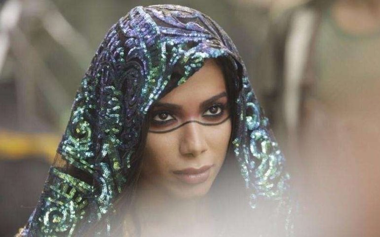 Anitta rouba a cena em novo single de J Balvin e Jeon