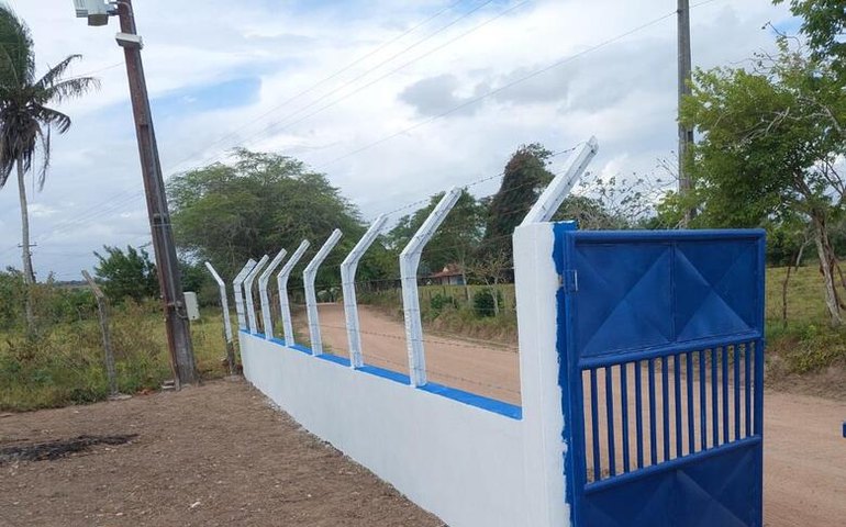 Casal realiza limpeza e pintura em estação elevatória de água em Palmeira dos Índios