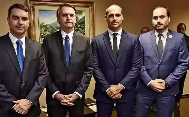 Família do ex-presidente silencia sobre ação da PF contra Zambelli, que recebe apoio de bolsonaristas menos ilustres