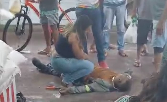 Trabalhador foi ajudado por populares Trabalhador foi ajudado por populares