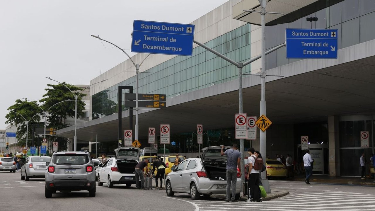 Mau tempo provoca cancelamentos e atrasos de voos no Santos Dumont