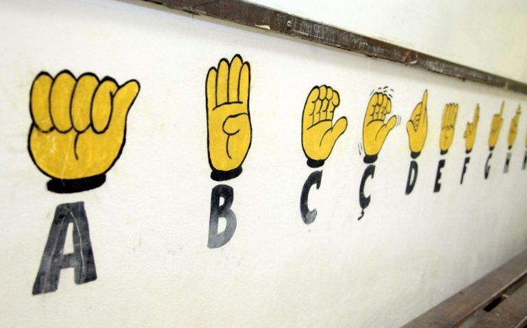 Comissão do novo PNE discute educação inclusiva e educação bilíngue de surdos