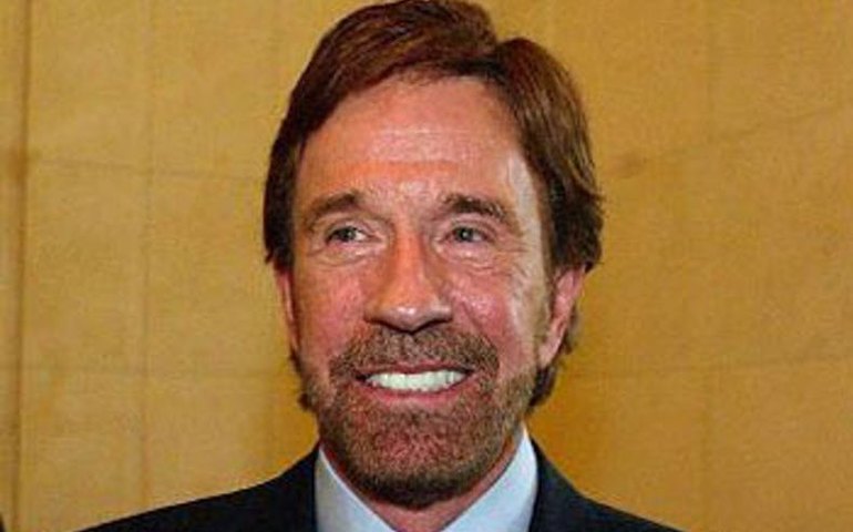 Chuck Norris mostra os mais modernos veículos militares em especial do History