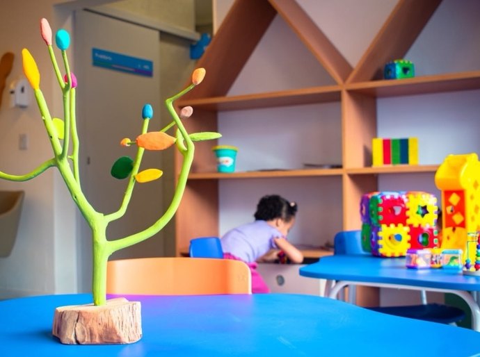 Casa do Autista transforma cuidado em experiência sensorial com acervo de arte popular alagoana; veja obras