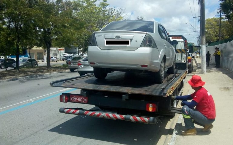Veículos em situação irregular são removidos pela SMTT