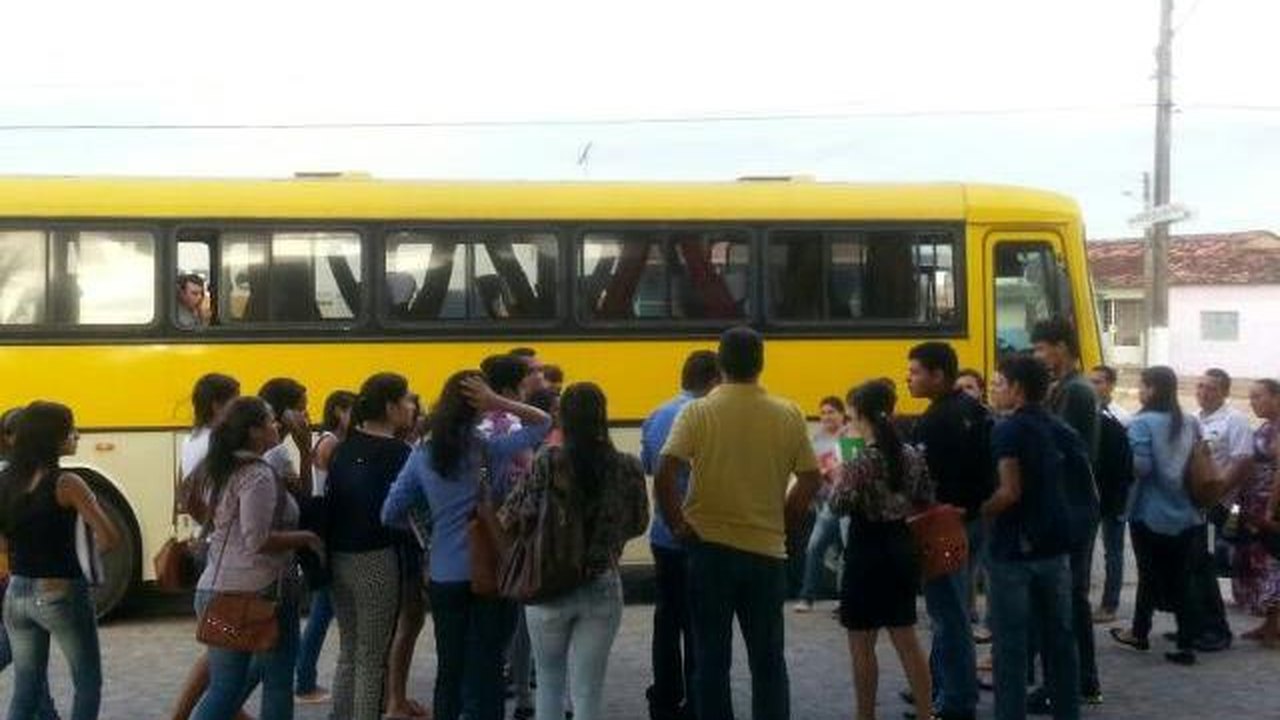 Prefeitura de Anadia disponibiliza dois novos ônibus para transporte universitário