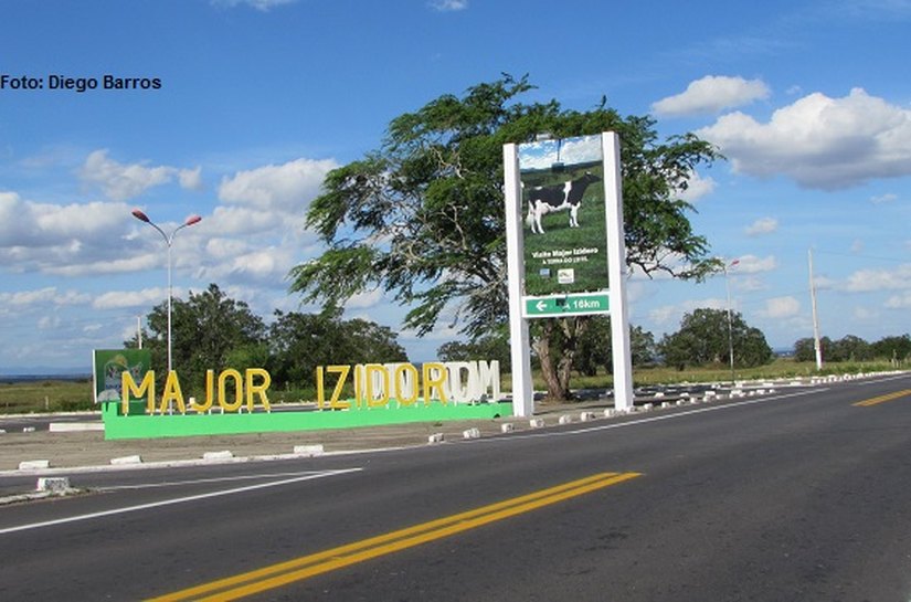 Prefeito Theobaldo tem aprovação de 87% e lidera disputa eleitoral em Major Izidoro