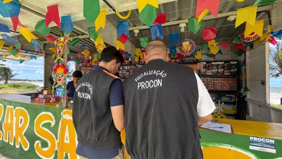 Procon Maceió fiscaliza comércio de fogos de artifício e orienta consumidores sobre compras seguras
