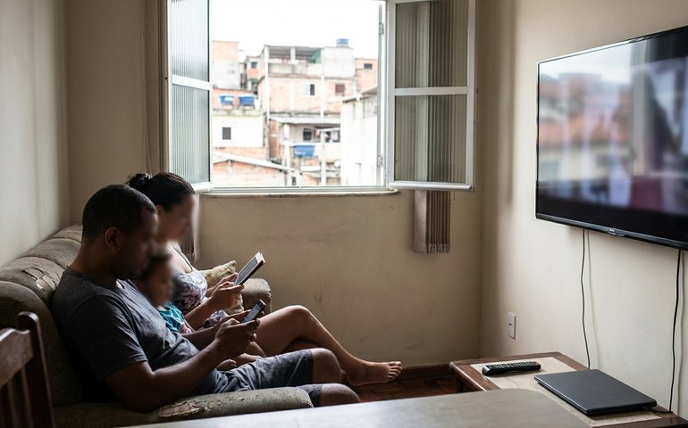 Pesquisa do IBGE aponta 98,8% da população acessando a internet por celular e maioria para assistir a vídeos