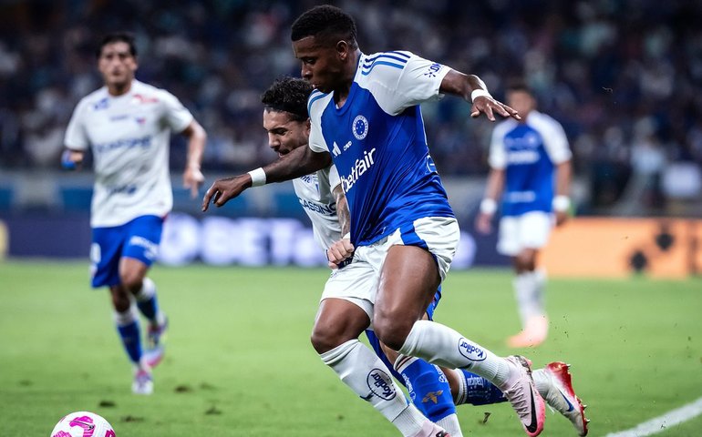 Cruzeiro vence e permanece na cola dos líderes do Brasileiro