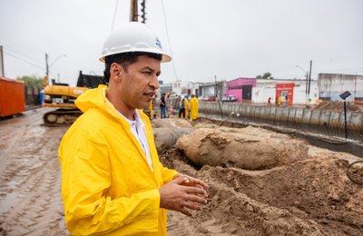 Obra do Renasce Salgadinho avança com instalação de 4 mil placas de concreto
