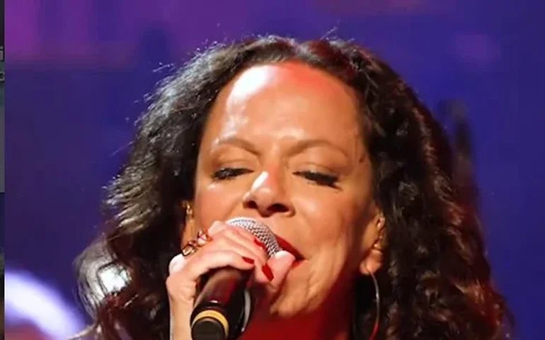 Bebel Gilberto elogia Anitta por regravação de clássico eternizado por João Gilberto