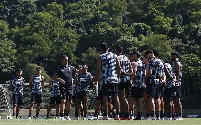 Botafogo recebe Atlético-GO no Nilton Santos pelo Brasileiro