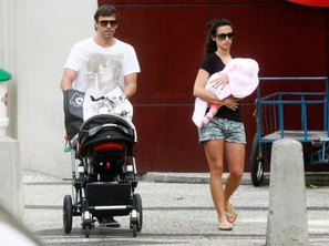 A família no bairro do Leblon, na Zona Sul do Rio, após deixar um supermercado