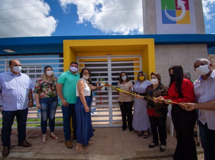 Prefeita de Santana entrega mais uma escola reformada e a 7ª quadra poliesportiva em 2021