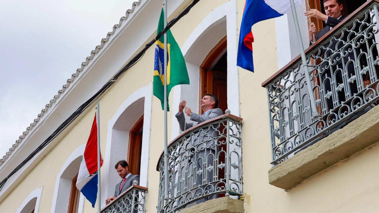 Governador celebra Proclamação da República e assina convênio para construção de unidades habitacionais