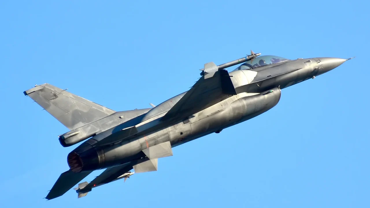 Caça F-16 cai durante treinamento em Michigan; piloto se ejeta em segurança
