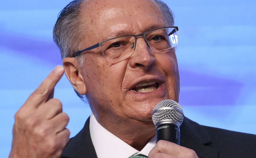 Brasil está conversando “com reserva” com Estados Unidos, diz Alckmin
