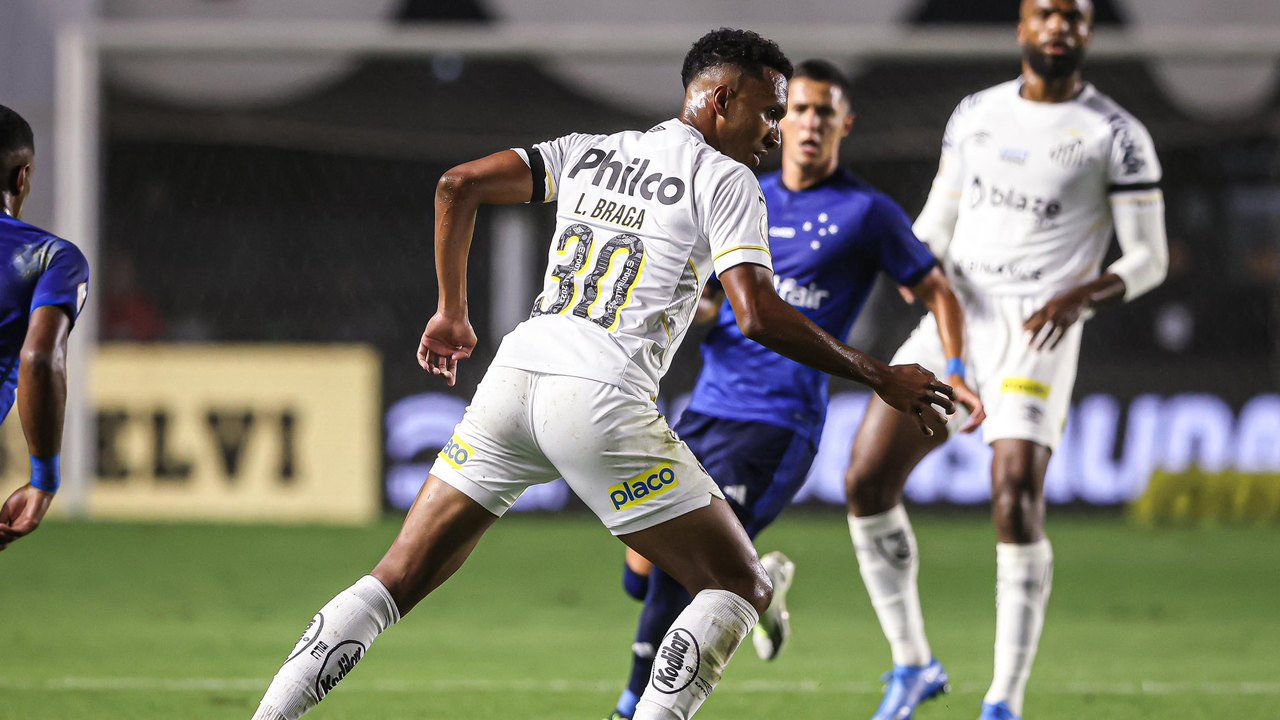 Santos perde a 3ª seguida, é vaiado e vê a crise aumentar no Brasileirão; Cruzeiro desencanta