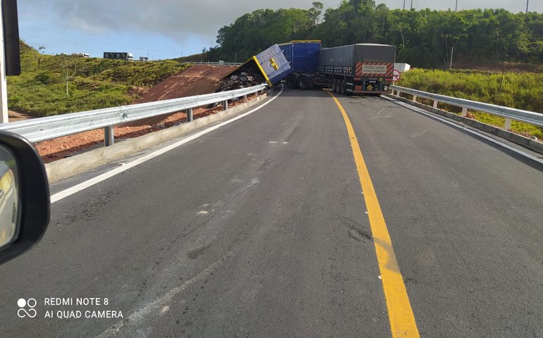 Colisão entre caminhões interdita novamente trecho da BR-101