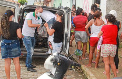 Arapiraca: Moradores do Brisa do Lago recebem cestas básicas arrecadadas na campanha Vacinação Solidária