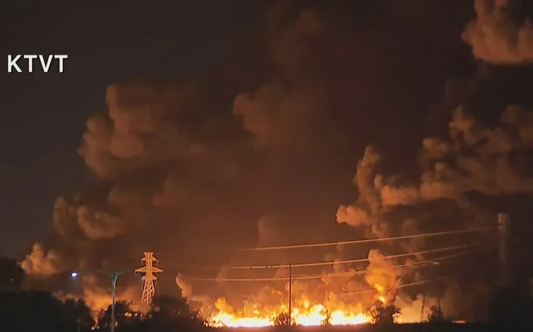 Fábrica de armas nucleares no Texas é ameaçada por incêndio florestal; vídeos