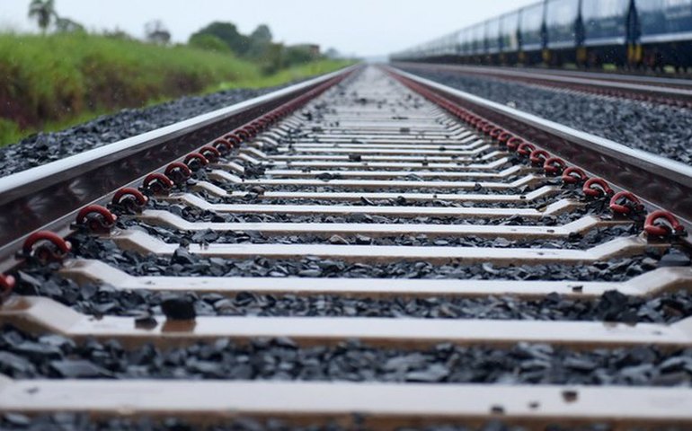 Passageiros andam pelos trilhos para deixar metrô em Salvador, parado em apagão nacional; vídeo
