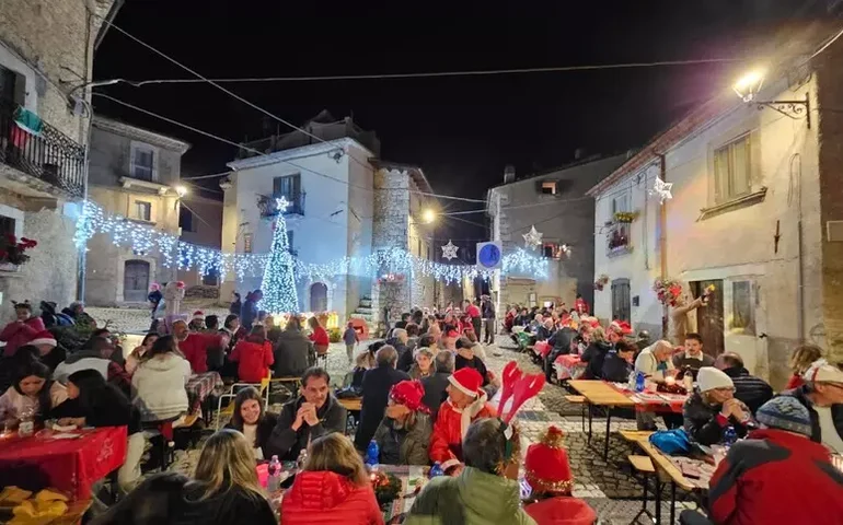 Vilarejo na Itália celebra 'Natal' para se despedir de verão