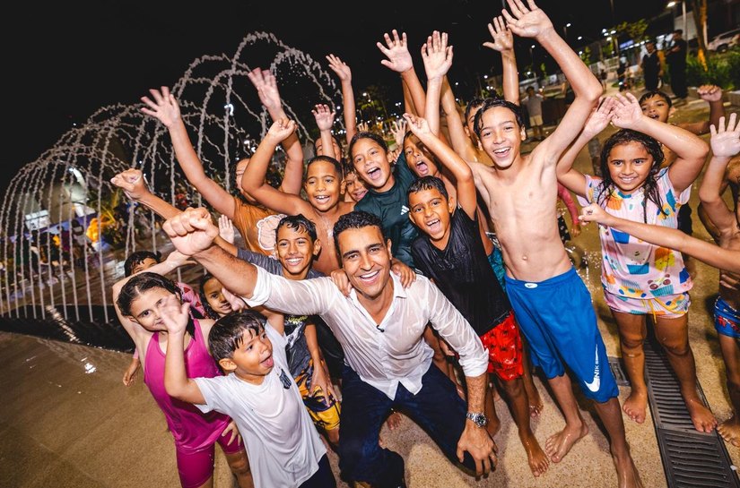 JHC faz visita ao Renasce Salgadinho e toma banho na fonte do parque linear