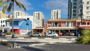 Caminhonete derruba poste após colisão na Orla de Aracaju