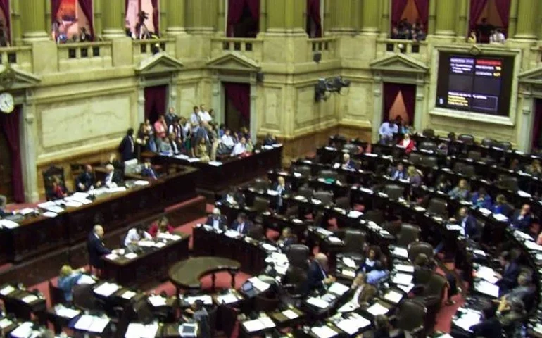 Bate-boca entre deputados e protestos: Câmara da Argentina debate 'Lei Ônibus' pelo 2º dia