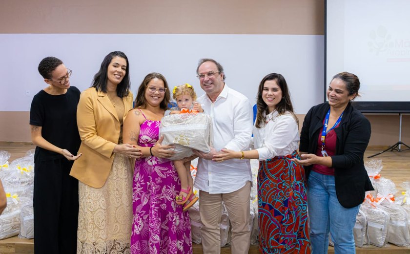 Prefeito Luciano comemora entrega de 300 enxovais já este ano às mães arapiraquenses