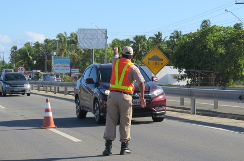 Agentes do DER fiscalizam mais de 100 veículos durante ação na AL-101 Sul