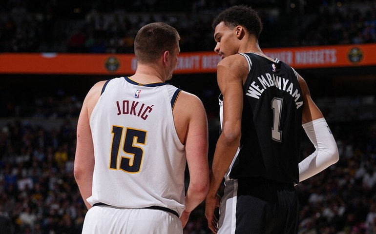 Em duelo de 'gigantes', Jokic desbanca Wembanyama e Nuggets vencem Spurs na NBA